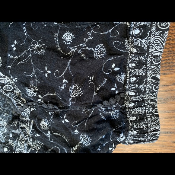 Flowy black and white shorts - Picture 2 of 4